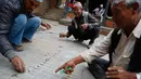 Sejumlah lansia Nepal memainkan permainan tradisional Kashi Pyachha di Bhaktapur, Nepal (30/5). Permainan ini hampir hampir punah dan hanya populer di kalangan generasi yang lebih tua di Nepal. (AP/Niranjan Shrestha)