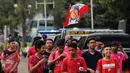 Sejumlah suporter Semen Padang mengibarkan bendera saat memasuki areal Stadion GBK Jakarta, Minggu (24/1/2016). Semen Padang akan melawan Mitra Kukar dalam laga final Piala Jenderal Sudirman. (Liputan6.com/Helmi Fithriansyah)