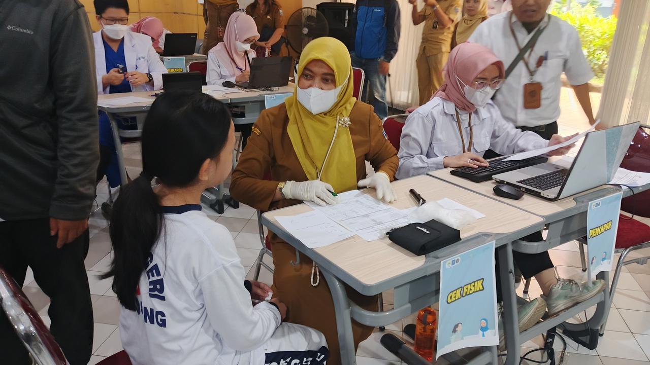 Salah satu siswi SMPN 5 Bandung menjalani cek kesehatan gratis, pada Senin (4/8)