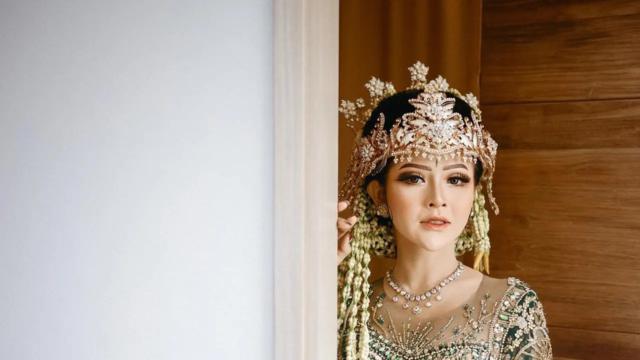 8 Penampilan Anggun Bella Bonita Istri Denny Caknan Pakai Siger Sunda di Acara Ngunduh Mantu