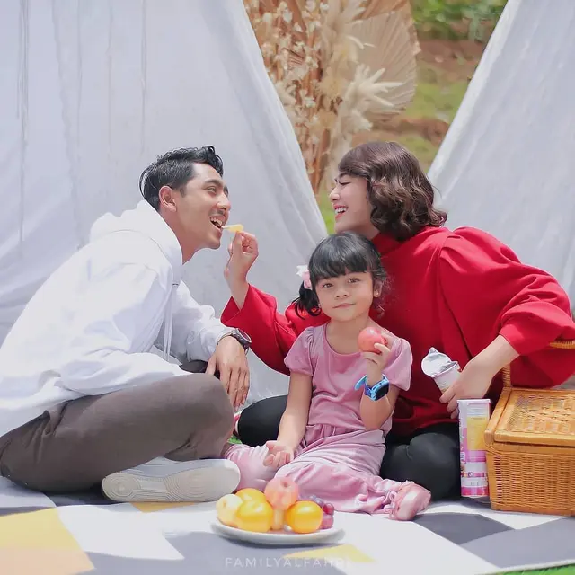 6 Potret Keluarga Amanda Manopo dan Arya Saloka di Sinetron, Penuh Kehangatan