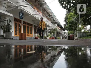 Seorang pria berjalan di kawasan M Bloc yang sepi, Jakarta, Rabu (10/6/2020). Tempat yang  hits bagi anak muda ini terlihat masih belum Kembali Normal di PSBB Masa Transisi ini. (Liputan6.com/Johan Tallo)