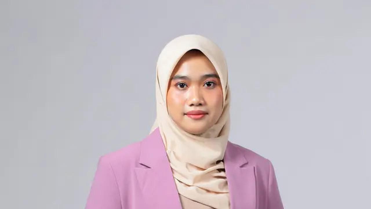 8 Tren Gamis Batik Modern dengan Detail Blazer Warna Lilac Soft, Sedang Digandrungi Muslimah Muda