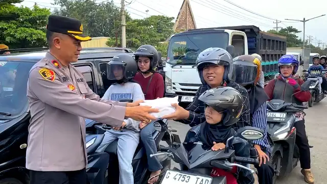 Polisi berkostum wayang orang membagikan takjil di Pemalang. (Foto: Liputan6.com/Humas Polres Pemalang)