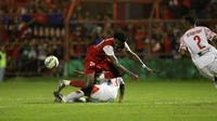 Striker asing PSM Makassar, Lamine Diarrasouba mencoba untuk menghindari adangan salah satu pemain Persipura Jayapura dalam laga uji coba di Stadion Andi Matttalatta, Mattoangin, Selasa (19/4/2016). (Bola.com/Abdi Satria)