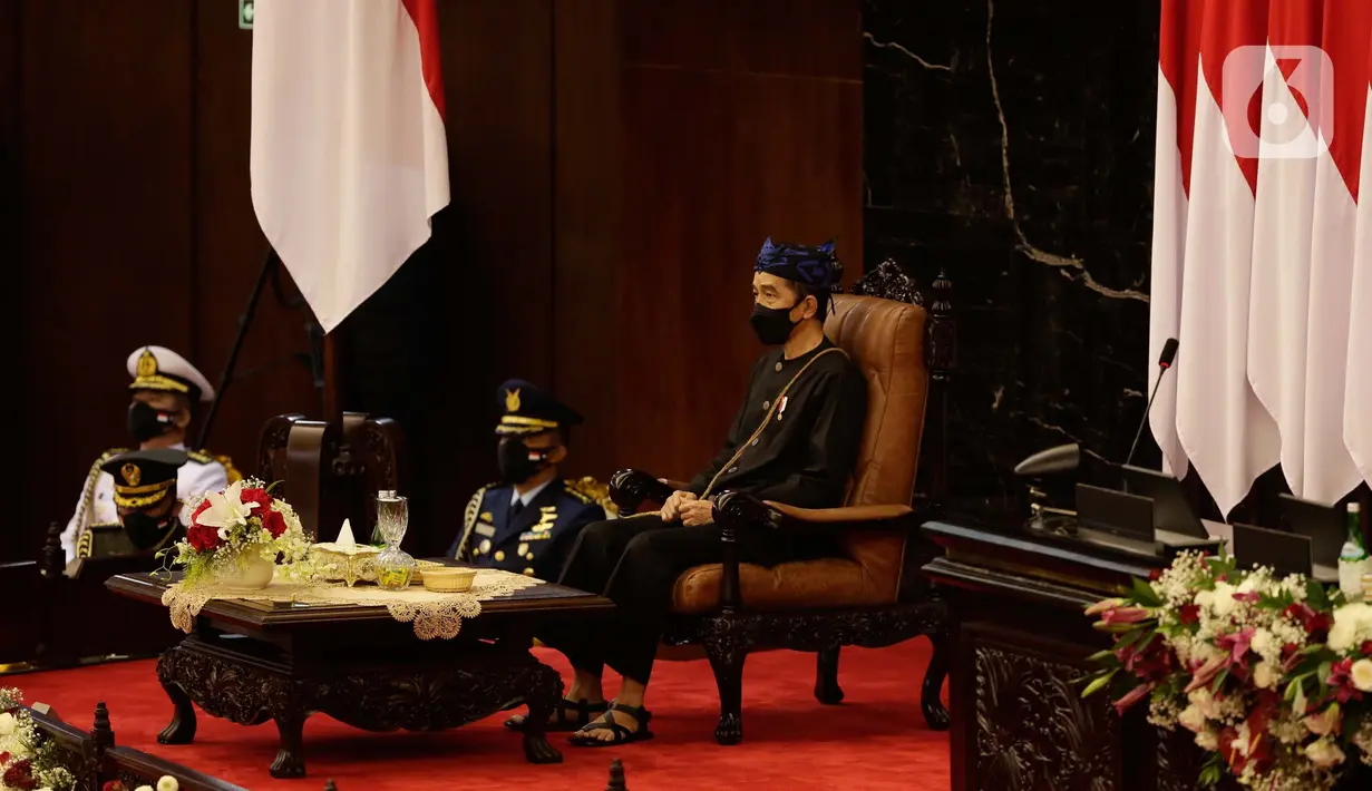 Presiden Joko Widodo saat mengikuti Sidang tahunan MPR RI dan dan Sidang Bersama DPR RI-DPD RI Tahun 2021 di Gedung Nusantra, Senayan, Jakarta, Senin (16/8/2021). Acara dilaksanakan secara minimalis dengan pembatasan peserta dan pengaturan waktu menjadi lebih singkat. (Liputan6.com/Angga Yuniar)