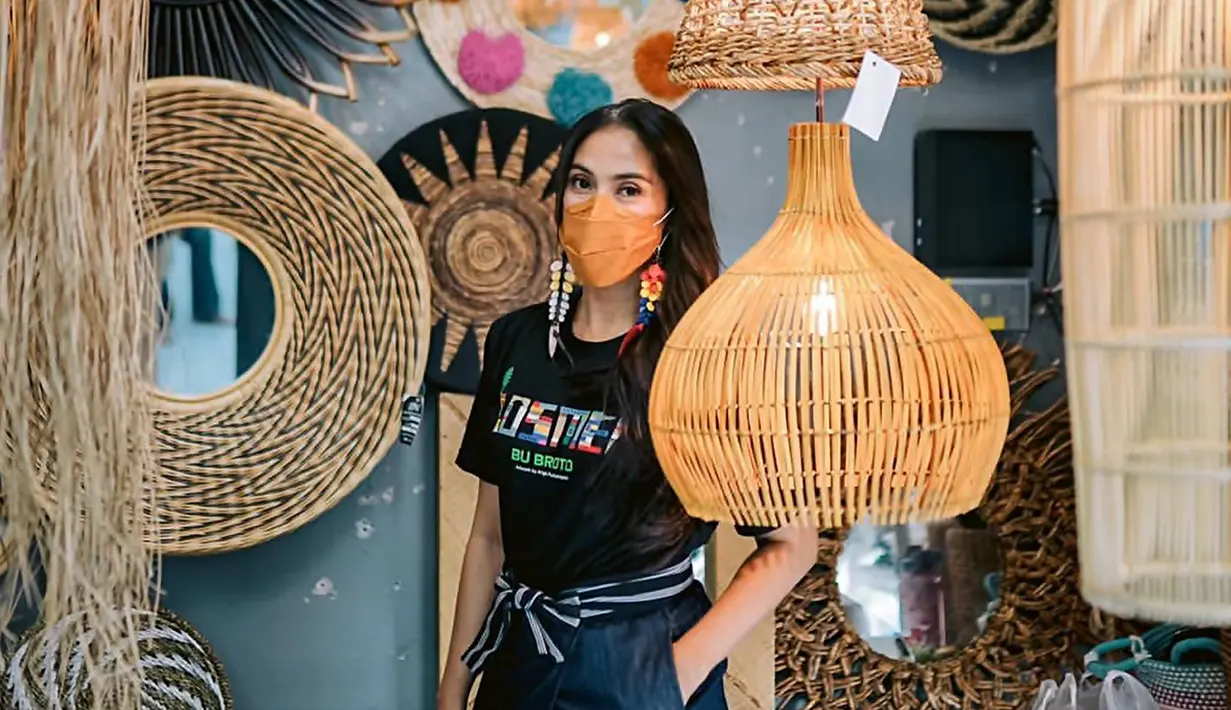 Dalam kesibukannya, Maudy pun kerap unggah aktivitasnya dalam media sosial Instagram. Seperti saat liburan ke Yogyakarta bersama sahabat-sahabatnya. Dalam liburan tersebut, ia kunjungi lokasi syuting Losmen Bu Broto yang tayang 18 November kemarin. (Liputan6.com/IG/maudykoesnaedi)