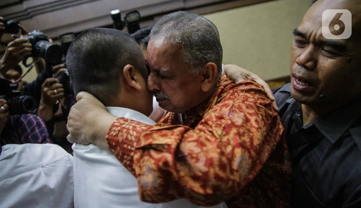 Mantan Direktur Utama PT PLN Sofyan Basir memeluk dan mencium kerabatnya usai sidang pembacaan putusan di Pengadilan Tipikor, Jakarta, Senin (4/11/2019). Sofyan Basir divonis bebas dalam kasus dugaan suap proyek PLTU Riau-1. (Liputan6.com/Faizal Fanani)