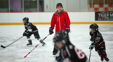 Mantan atlet hoki es Korut, Hwangbo Young melatih anak-anak selama kelas hoki di gelanggang es di Seoul (4/4). Hwangbo berharap bisa menjadi pelatih tim hoki es wanita nasional Korea Selatan pada Olimpiade musim dingin 2018. (AFP Photo / Jung Yeon-Je)