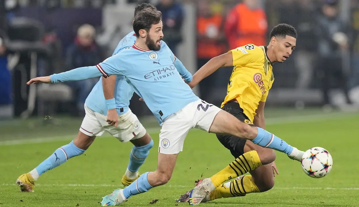 Gelandang Manchester City Bernardo Silva bersaing dengan gelandang Borussia Dortmund Jude Bellingham pada matchday 5 Grup G Liga Champions 2022/2023 di Signal Iduna Park, Rabu (26/10/2022) dini hari WIB. Manchester City berusaha menguasai jalannya laga sejak awal, tetapi mereka kesulitan untuk membongkar pertahanan Borussia Dortmund. (AP Photo/Martin Meissner)