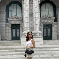 Salshadilla Juwita, anak Iis Dahlia dikenal dengan outfitnya yang gemar mengenakan tas branded. Kali ini bergaya sporty, ia tampil menggemaskan dengan tas Prada untuk temani gaya kasualnya. [Instagram/ Salshadilla Juwita]