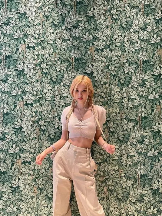 Sedikit berbeda, kali ini Rose tampil dengan gaya rambut twin braid atau kepang dua yang tampak loose. (Instagram/roses_are_rosie).