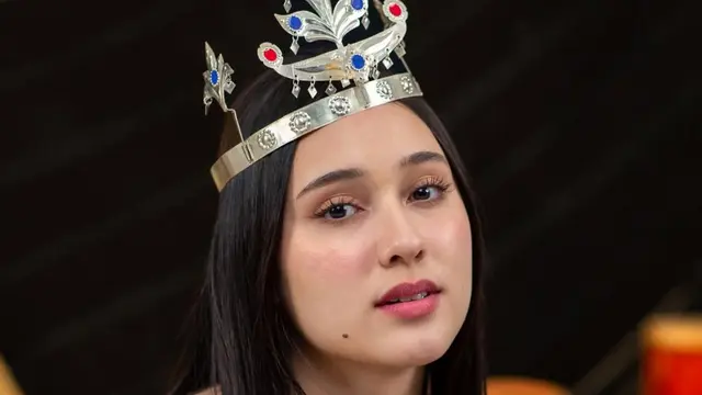 Kecantikan Yasmin Napper dengan tais timor. (credit: instagram.com/yasminnapper)