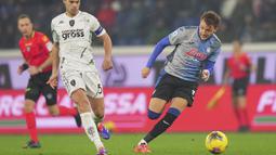 Pemain Atalanta, Mateo Retegui menggiring bola melewati pemain Empoli, Alberto Grassi dalam laga lanjutan Liga Italia 2024/2025 di Gewiss Stadium, Bergamo, Italia, Minggu (22/12/2024) waktu setempat. (AP Photo/LaPresse/Spada)