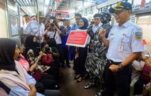 FOTO: Semarak KAI Commuter Peringati Hari Sumpah Pemuda Bareng Penumpang KRL