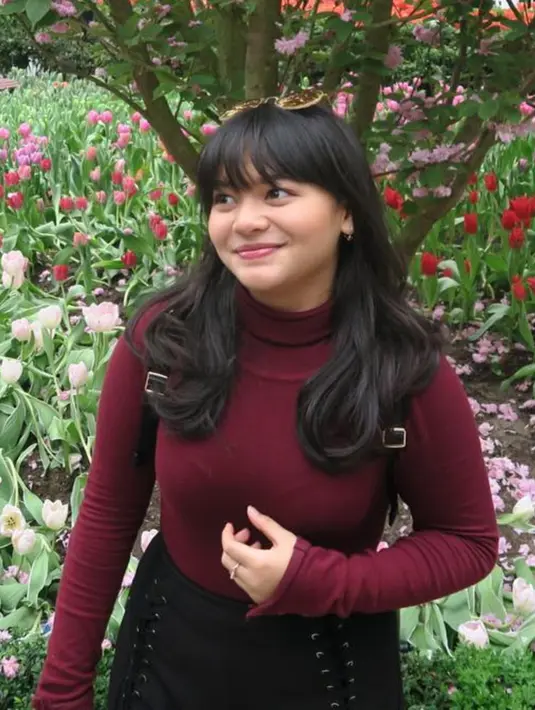 Potret cantik Amel saat dirinya masih berumur 16 tahun. Amel masih tampil dengan model poni ciri khas nya. (Instagram/@amelcarla)