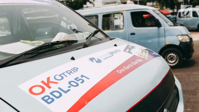 Angkot OK Otrip berada di Terminal Kampung Melayu, Jakarta, Selasa (16/10). Pengamat Transportasi Djoko Setijowarno menilai program OK OTrip yang digagas Anies-Sandi tersebut gagal. (Liputan6.com/Immanuel Antonius)