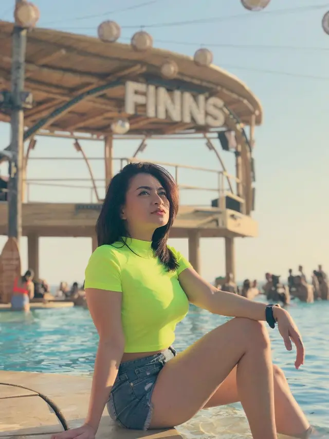 7 Potret Nathalie Holscher, DJ Cantik yang Asistennya Jadi Korban Pengeroyokan