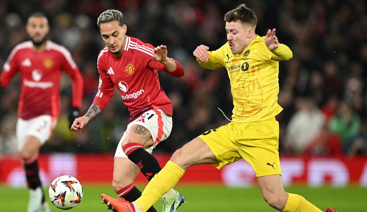 Hingga akhir pertandingan skor 3-2 untuk kemenangan Manchester United tidak berubah. (Oli SCARFF/AFP)