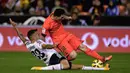 Nicolas Otamendi menekel bintang Barcelona, Lionel Messi pada laga La Liga di Stadion Mestalla, Spanyol, Minggu (30/11/2014). Bek asal Argentina itu dikontrak City selama lima tahun. (AFP Photo/Jose Jordan)