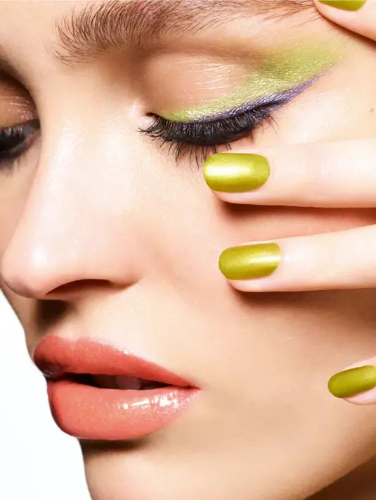 Opsi summer look ala Chanel ini cocok untuk Anda yang berjiwa energik dan penyuka warna mencolok. Padankan dengan tatanan rambut clean dan busana bergaya tropis.  [ Foto dok Chanel ]