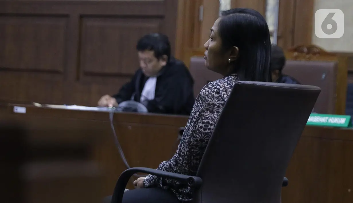 Terdakwa perantara suap mantan anggota DPR Bowo Sidik Pangarso, M Indung Andriani saat menjalani sidang pembacaan putusan di Pengadilan Tipikor, Jakarta, Rabu (13/11/2019). M Indung dihukum dua tahun penjara, denda Rp50 juta subsider satu bulan kurungan. (Liputan6.com/Helmi Fithriansyah)