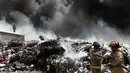 Petugas pemadam kebakaran berusaha memadamkan api di pabrik daur ulang sampah di Ciudad Juarez, Meksiko (2/5). Akibat kebakaran ini pihak berwenang Juarez menyatakan keadaan darurat lingkungan. (AP/Christian Torres)