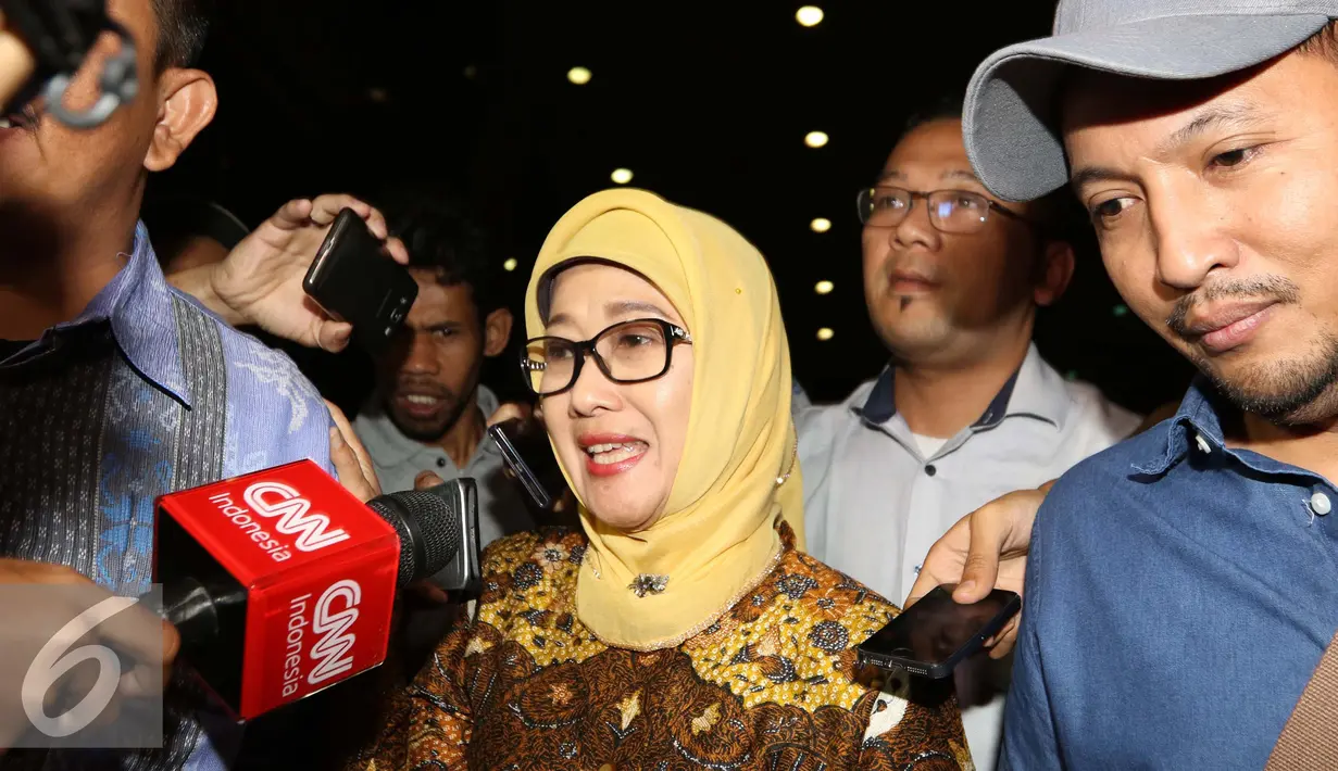 Bupati Indramayu, Anna Sophanah diduga menerima gratifikasi satu unit mobil dari Panitera PN Jakpus, Rohadi sebagai imbalan atas berdirinya Rumah Sakit Umum (RSU) Reysa Permata milik Rohadi, Jakarta, Selasa (20/9). (Liputan6.com/Helmi Afandi)