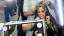 Cici Paramida saat bersiap jelang pembuatan video klip “Selawatan”, Jakarta, Senin, (15/6/2015).  Cici terlihat mempesona dengan balutan busana bernuansa reliji. (Liputan6.com/Faisal R Syam)