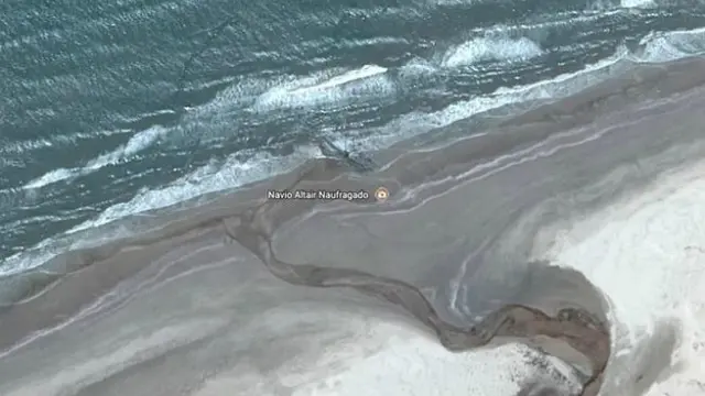 Penampakan kapal karam melalui Google Earth.