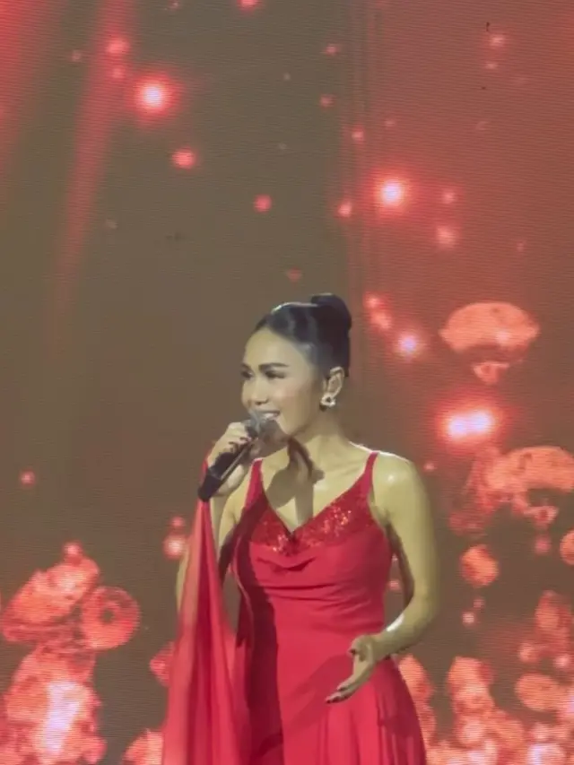 Pesona Yuni Shara Pakai Dress Merah Panjang saat Konser Tunggal Perdana di Istora Senayan