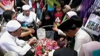 Diduga Muhammad Syahrie yang memiliki riwayat penyakit asma sempat kambuh dan mengalami sesak nafas akibat menghirup gas air mata.