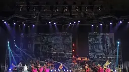 Para penari tradisional memeriahkan konser Grup band KLa Project bertajuk Karunia Semesta di JCC Plennary Hall, Jakarta Pusat, Rabu (5/12). Konser itu sebagai perayaan 30 tahun eksistensi KLa Project di blantika musik Indonesia. (New Fimela/Bambang Eros)