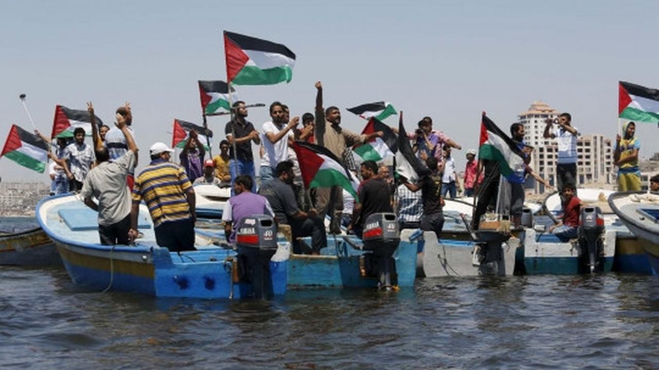 Aksi warga Palestina demo di tengah lautan protes blokade Israel