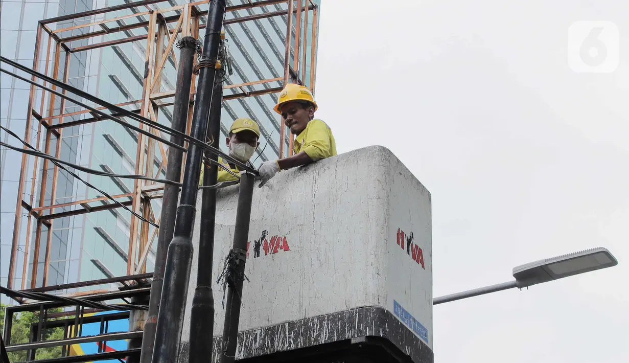 Penertiban dan penataan jaringan kabel utilitas ini dilakukan dengan memutus dan merapikan kabel - kabel yang semrawut serta mencabut tiang penyangga di Jalan Kapten Tendean. (Liputan6.com/Herman Zakharia)