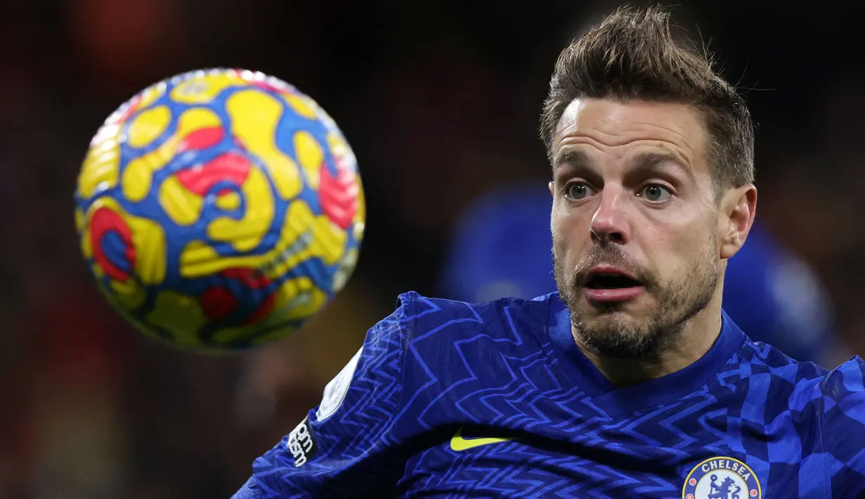 <p>Nama pertama ada kapten Chelsea, Cesar Azpilicueta. Pemain asal Spanyol tersebut telah membukukan 40 penampilan untuk The Blues dengan 3.175 menit bermain. Penampilannya yang konsisten dan mampu bermain di beberapa posisi membuatnya mendapatkan tempat prioritas di skuat Thomas Tuchel. (AFP/Adrian Dennis)</p>