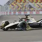 Pebalap DS Techeetah, Jean-Eric Vergne memacu mobilnya saat sesi shakedown Jakarta International e-Prix Circuit (Jakarta E-Prix), Ancol pada Jumat (4/6/2022). (Bola.com/M Iqbal Ichsan)