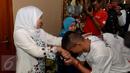 Menteri Sosial, Khofifah Indar Parawansa menerima kunjungan atlet khusus tuna grahita (Special Olympics Indonesia/SOIna) saat melakukan Open House Lebaran di rumahnya di kawasan Widya Chandra, Jakarta, Jumat (17/7/2015). (Liputan6.com/Johan Tallo)