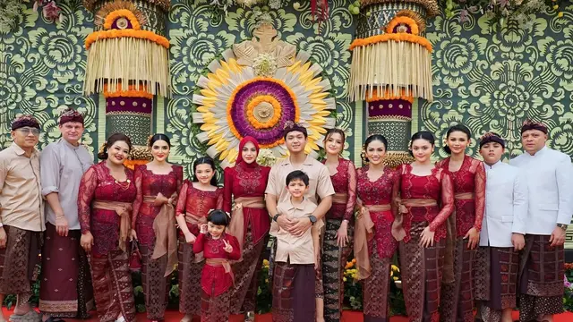 Aurel Hermansyah Pakai Kebaya Bali Hijab (Foto: Instagram @krisdayantilemos)