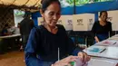 Seorang perempuan dari suku asli Baduy memberikan suara di sebuah tempat pemungutan suara (TPS) dalam pemilihan presiden dan legislatif di Desa Kanekes, Lebak, Banten pada 14 Februari 2024. (ADITYA AJI/AFP)