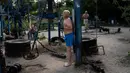 Seorang pria berolahraga menggunakan peralatan yang terbuat dari besi bekas di gym luar ruangan Kachalka, Kiev, Ukraina, Rabu (12/7/2023). Gym luar ruangan yang dibuka sejak tahun 1966 ini terletak di Pulau Dolobetskyi, Ibu Kota Ukraina. (AP Photo/Jae C. Hong)