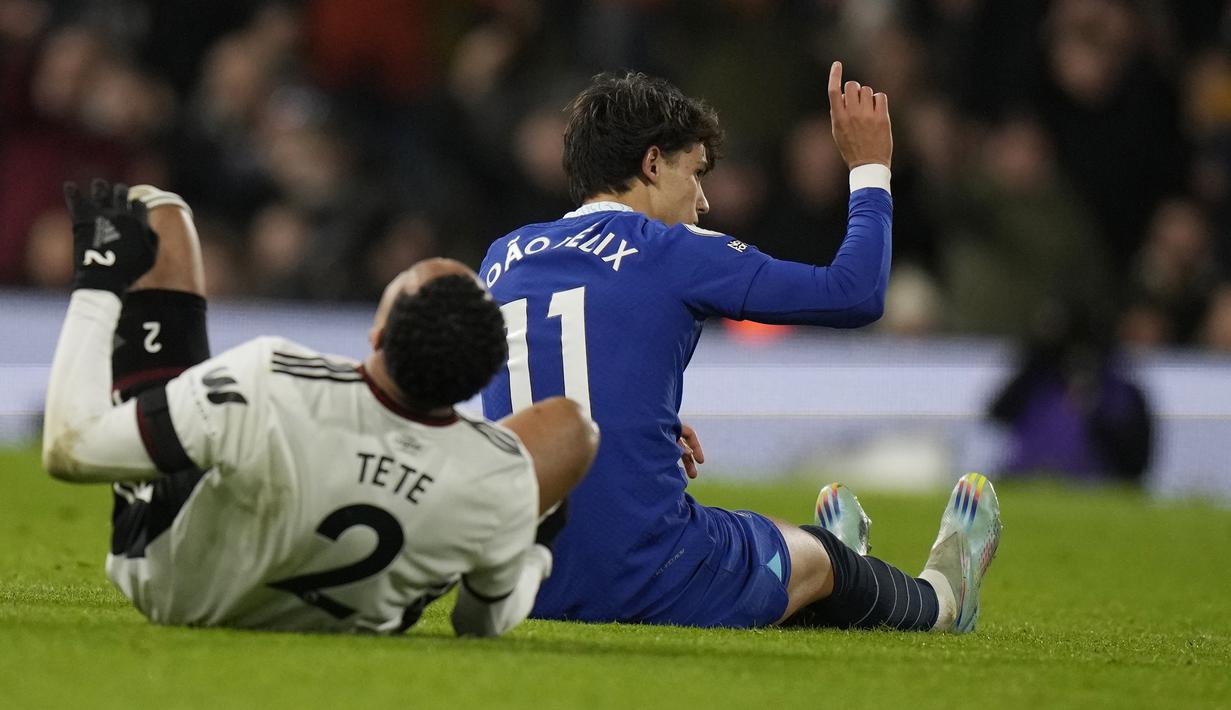 Pada menit ke-58 Chelsea harus kehilangan Joao Felix akibat menerima kartu merah langsung dari wasit. Kartu merah diterima setelah pelanggaran kerasnya terhadap Kenny Tete. (AP Photo/Alastair Grant)