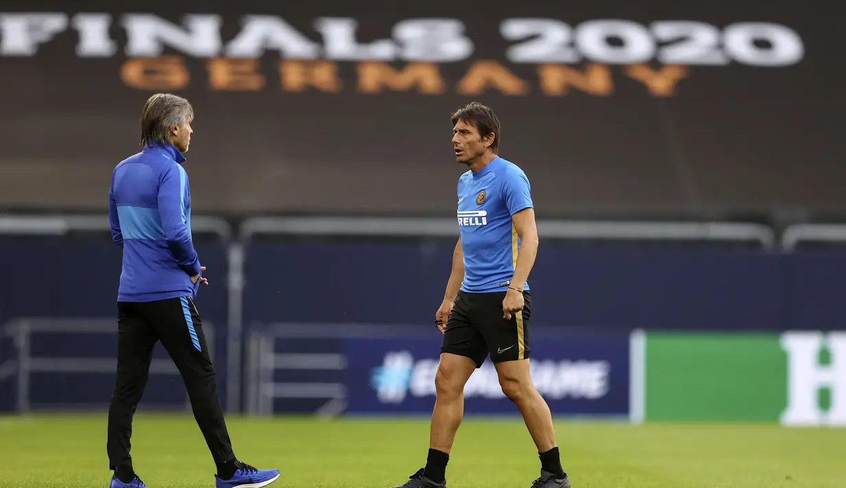 Pelatih Inter Milan, Antonio Conte berjalan selama sesi latihan di Veltins-Arena di Gelsenkirchen, Jerman, Selasa, (4/8/2020). Inter Milan akan bertanding melawan  Getafe pada babak 16 besar Liga Europa di Veltins Arena. (Lars Baron/Pool via AP)