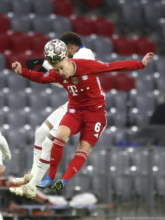 Gelandang Bayern Munchen Joshua Kimmich dan penyerang Paris Saint-Germain (PSG), Neymar duel di udara saat berebut bola pada leg pertama perempat final Liga Champions di Allianz Arena, Kamis (8/4/2021) dinihari WIB. PSG memetik kemenangan di markas Bayern Munchen 3-2. (AP Photo/Matthias Schrader)