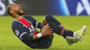 Pemain Paris Saint-Germain Neymar jatuh kesakitan saat menghadapi Lyon pada pertandingan League One di Stadion Parc des Princes, Paris, Prancis, Minggu (13/12/2020).  PSG kalah dari Lyon dengan skor 0-1. (AP Photo/Thibault Camus)