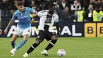 Penyerang Udinese, Keinan Davis berebut bola dengan bek Napoli Giovanni Di Lorenzo pada laga pekan ke-35 Serie A di Bluenergy Stadium, Selasa (7/05/2024) dini hari WIB. (Andrea Bressanutti/Lapresse via AP)