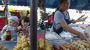 Seorang penjual memajang boneka Look Thep (anak malaikat) di atas meja jualannya di Nonthaburi, Selasa (26/1). Masyarakat Thailand tengah digandrungi boneka yang diisi dengan roh anak kecil melalui ritual tertentu tersebut (REUTERS/Athit Perawongmetha)