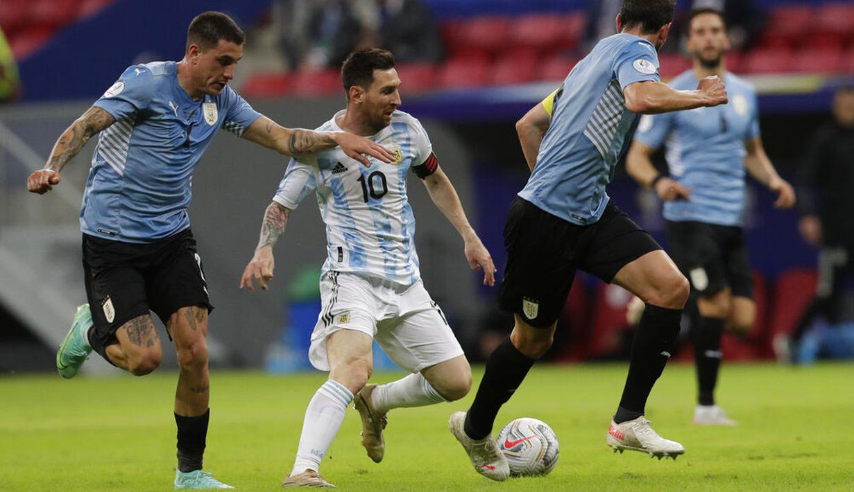 Argentina yang kalah dalam penguasaan bola mencoba mengandalkan serangan balik. Beberapa kali aksi Messi mencoba merangsek ke area penalti Uruguay namun selalu berhasil digagalkan. (AP/Eraldo Peres)