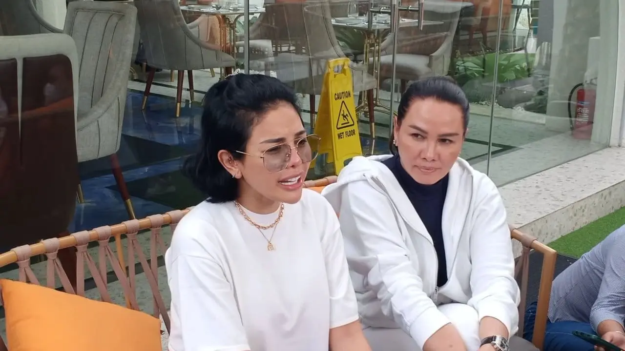 Nikita Mirzani dan Fitri Salhuteru