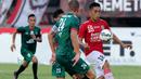 Aksi I Made Wirahadi (kanan) di laga Bali United vs PSS Sleman pada turnamen sepak bola Bali Island 2016 di Stadion Gelora Samudra, Kuta Bali, Selasa (23/2/2016).  (Bola.com/Peksi Cahyo)